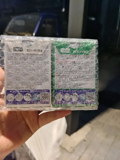 相纸完好无损，日期很新，拍出来色彩自然，白边干净厚实，室内室外效果都很稳，囤货党直接冲！日期新鲜到2028年，富士正品质感在线，色彩还原超棒，出片稳定不翻车，性价比超高，会回购！