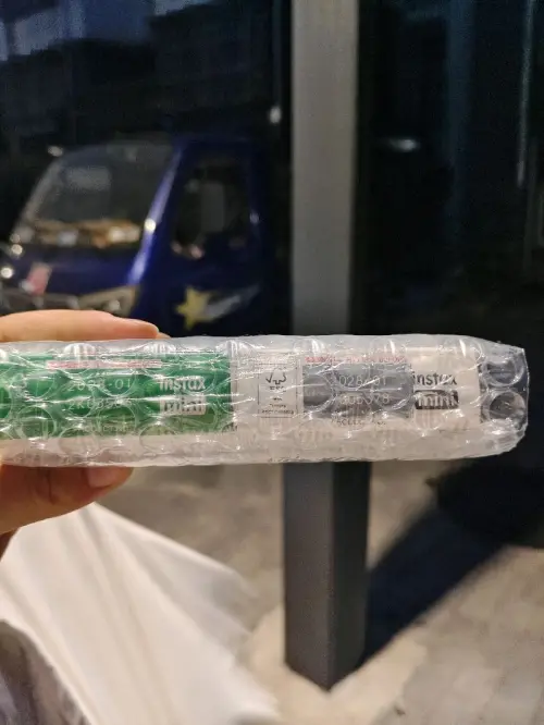 相纸完好无损，日期很新，拍出来色彩自然，白边干净厚实，室内室外效果都很稳，囤货党直接冲！日期新鲜到2028年，富士正品质感在线，色彩还原超棒，出片稳定不翻车，性价比超高，会回购！