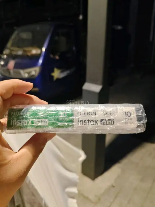 相纸完好无损，日期很新，拍出来色彩自然，白边干净厚实，室内室外效果都很稳，囤货党直接冲！日期新鲜到2028年，富士正品质感在线，色彩还原超棒，出片稳定不翻车，性价比超高，会回购！