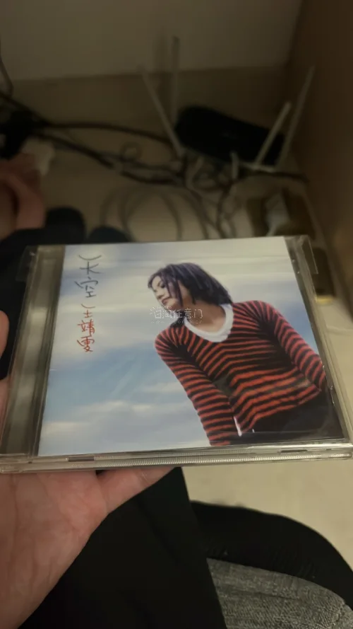 终于在挖煤姬蹲到心心念念的张国荣《金枝玉叶2》《宠爱》、王菲《天空》日版专辑，品相远超预期，侧标齐全、盘面无划痕，收藏感拉满！平台代拍流程清晰，仓库加固包装到位，每张CD独立气泡膜防护，长途运输无磕碰。物流时效稳定，全程可查轨迹，日版碟音质细腻通透，国内很难集齐这套...