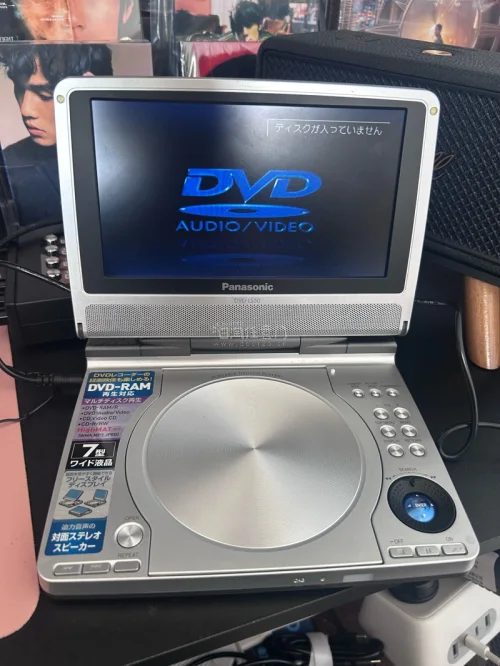 终于在挖煤姬蹲到超好看的松下便携DVD！到手机器成色远超预期，银闪闪机身颜值直接戳我，7寸翻转屏超灵活，复古观影氛围感拉满～