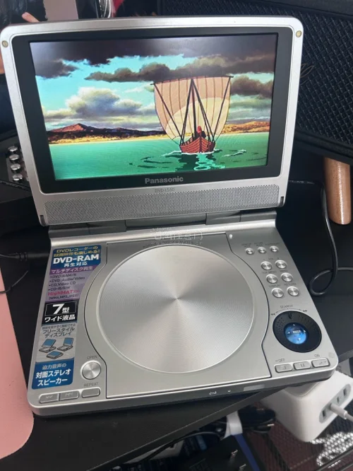 终于在挖煤姬蹲到超好看的松下便携DVD！到手机器成色远超预期，银闪闪机身颜值直接戳我，7寸翻转屏超灵活，复古观影氛围感拉满～