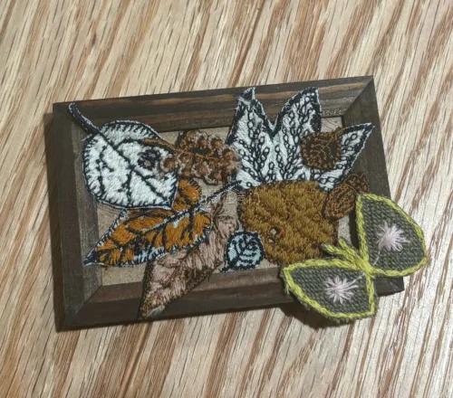 第一眼就被这个刺绣小框戳中了，复古氛围感直接拉满！各色叶片针脚细腻，深浅棕调搭配黑白镂空绣特别有层次，右下角小蝴蝶更是点睛之笔，质朴又温柔，摆桌面超有文艺质感，手作的温度真的无可替代。