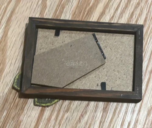 第一眼就被这个刺绣小框戳中了，复古氛围感直接拉满！各色叶片针脚细腻，深浅棕调搭配黑白镂空绣特别有层次，右下角小蝴蝶更是点睛之笔，质朴又温柔，摆桌面超有文艺质感，手作的温度真的无可替代。