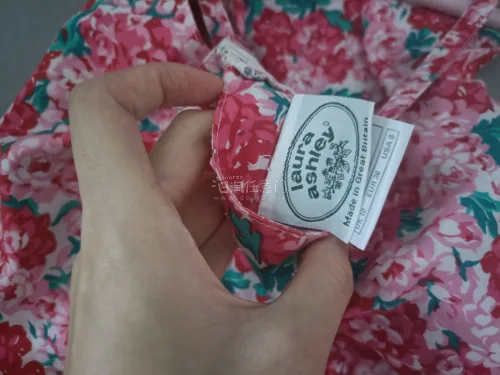 这次在挖煤姬上淘到了一条超美超新的劳拉吊带连衣裙，花色很美，一簇簇的粉色玫瑰，穿上像置身花园中，尺码也很合适，非常喜欢，快递选的EMS，一如既往的好