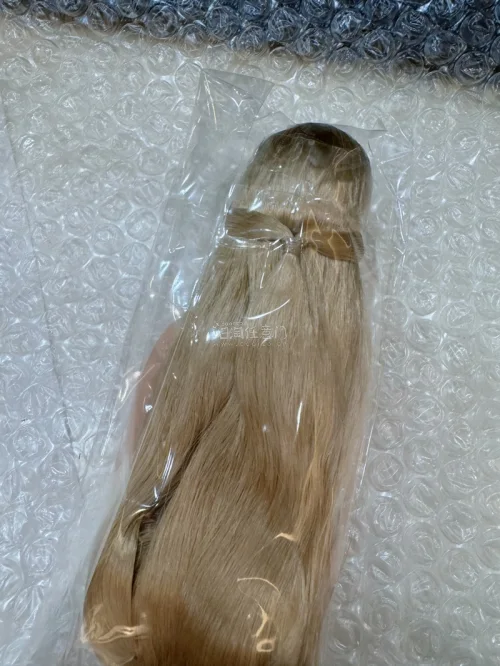 新鲜出炉的评价！今天收到的这只丽佳是一眼相中的红唇小宝，比较少见的中分发型亚麻棕的发色以及比较淡的妆容，是个优雅的小姐，背后是两撮细发扎成的一个小辫子很古典，是小时候芭比娃娃经常会梳的发型，我很喜欢这只娃，感觉粉蓝色系的碎花裙会很适合她，要不要穿Jk装呢？思考?本次...