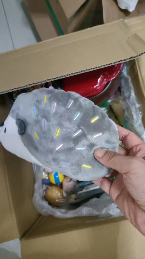 第一次买这种杂物箱，果然是什么都有，乱七八糟什么都有，偶尔也能翻出些热门ip，拆盲盒的感觉很爽啊，下次还买