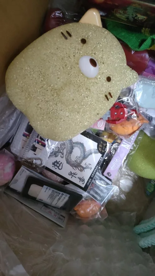 第一次买这种杂物箱，果然是什么都有，乱七八糟什么都有，偶尔也能翻出些热门ip，拆盲盒的感觉很爽啊，下次还买