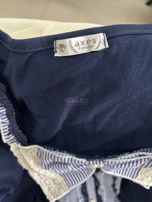 axes这件上衣实物真的远超预期！蕾丝蝴蝶结的设计精致又有复古少女感，面料柔软亲肤，叠穿氛围感拉满。挖煤姬转运全程顺畅高效，物流更新及时，商品包装严实没有磕碰，卖家发货也很迅速，到手品相完好。整体购物体验特别舒心，轻松淘到心仪的古着好物，后续还会继续在平台回购同类日...