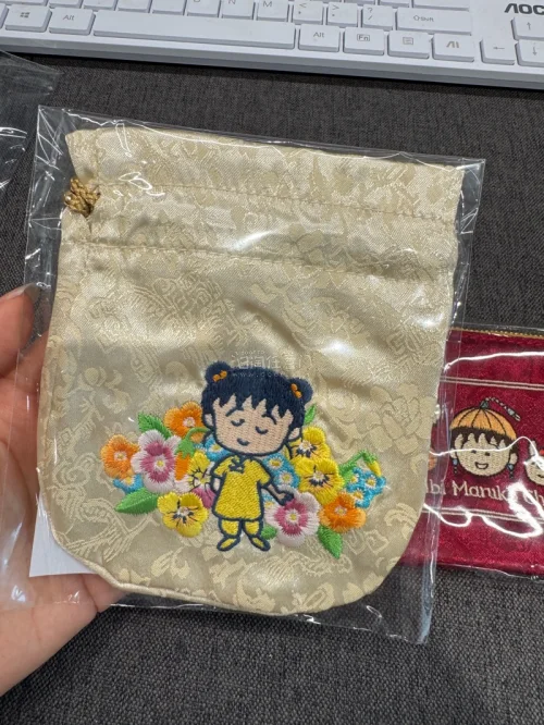 这次切的是我最爱的樱桃小丸子的周边，两个超级可爱的全新的中国风的小收纳袋，还有一个玩偶。都是全新无暇的。非常可爱精致，会小心翼翼地使用的～