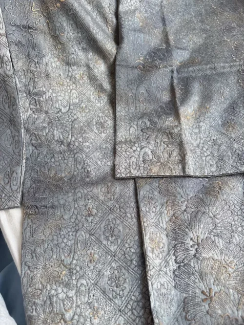 这个蕾丝刺绣花纹我好喜欢，之前一直找没搜到，刚好上个月机缘巧合看到就美滋滋拿下啦，挖煤姬发货依旧很给力，从发货到收到只用了八天，好快好满意，工作人员打包的也很安全，硬纸箱泡泡膜完美保护到了我的物品，嘻嘻又一次开心的挖煤记录