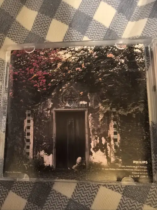 神秘园的歌曲一直很喜欢，小的时候就想拥有可是没条件。现在有条件了又买不到了。发现这个平台可以在日本买东西，非常喜欢而且很快海运20多天就到了？包装那是一个结实。非常满意。