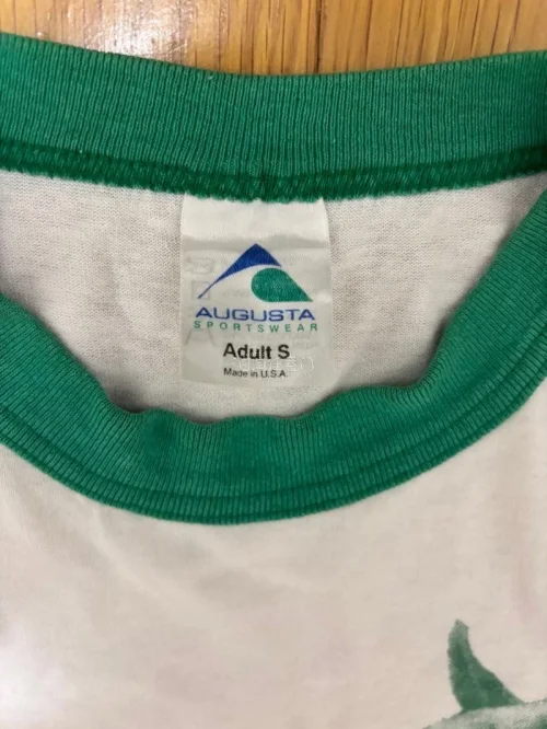两件女码tee，成色不错，曾经的迪士尼影视动物训练基地tee和一件宠物Ringer tee，非常喜欢。
