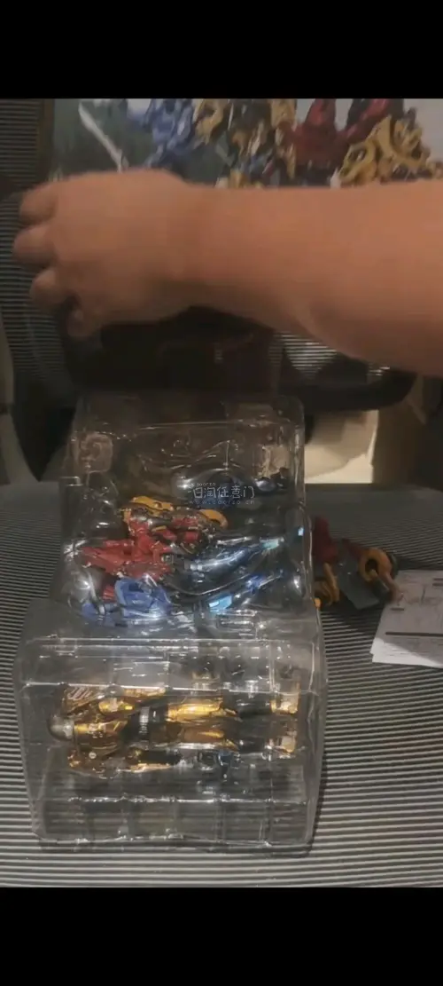 在挖煤姬入手的SHF假面骑士可动人偶刚刚好。做工细节在线，关节可动性不错，闲暇时慢慢把玩、摆造型，不用出门也能消磨悠闲时光，是很合心意的宅家解压小好物。