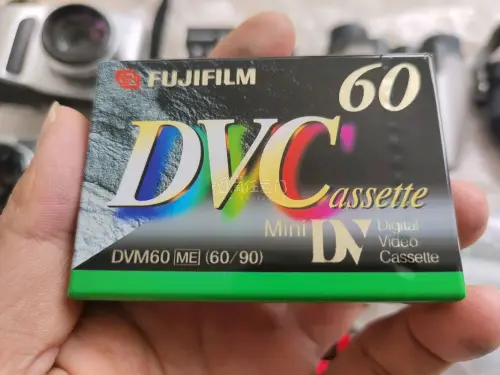 挖煤姬这波海淘直接封神！一箱子复古好物塞得满满当当，不仅有经典的胶片机，还有一堆胶卷和实用的望远镜。看着这些充满年代感的老物件，瞬间燃起了拍照的冲动。每一件都想拆开把玩，胶片人的快乐就是这么朴实无华！期待上卷实拍！