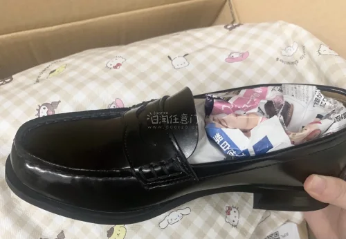 看了很久最終選擇了Haruta4505本來是在其他二手平台看的順便再看下挖煤姬來著但是一刷都是好價看得我當時直接就切下了，比在國內二手平台便宜好多，到手裡一看狀態還特別好。以及這個mintneko耳釘也是，國內找不到結果在挖煤姬上一下子就看到，來來回回切了兩個，快遞...