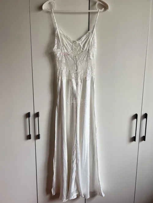 第一次尝试海淘，网购了件vintage的衣服，衣服保存的很好，与商品详情页描述一致，操作也很简单便捷，新手也能很快上手，首次海淘安全下车～