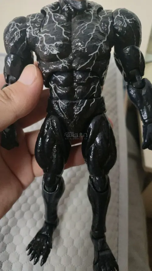 这次购物体验不错，物流速度快，打包也可以，主要是价格非常实惠，比国内便宜了不少。配件量大，可玩性高，真人头雕刻画到位传神。6寸中少有的的精品模玩