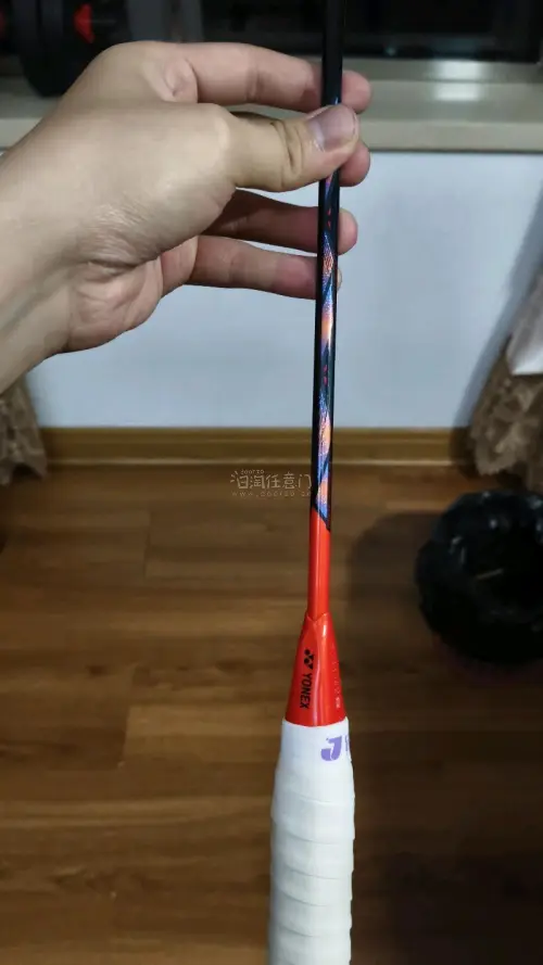 成功捡漏一把战损天斧77Pro，寄回国拿去修修还是能用，天斧77PRO中杆软弹减震，大甜区容错高，上手门槛低。头重适中下压省力，连续进攻流畅，网前控球细腻，单打双打兼顾，久打不易伤腕