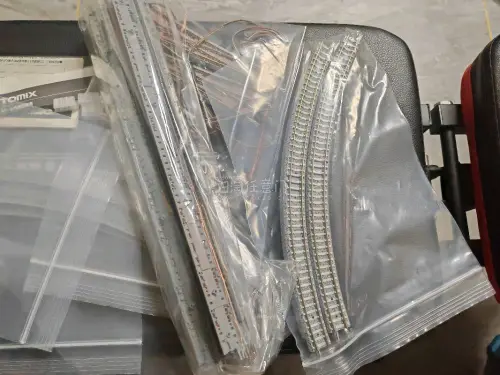 对于刚踏入N比例铁道模型世界的爱好者来说，Tomix的入门轨道套装是最合适的第一选择。这套套装把新手需要的基础配件全部整合完成，不需要玩家再零散挑选配件，开箱就能直接开始搭建属于自己的微型铁道世界。
Tomix作为N比例模型领域的成熟品牌，轨道的精度和咬合度都经过市...