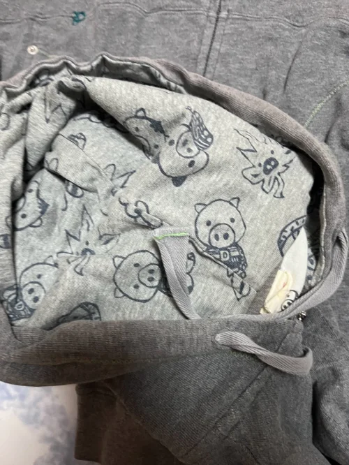 六月也已过半，转眼年中，今天来分享一下今年收到最有记忆点的一个挖煤机包裹。首先是四只可爱的角落生物玩偶、挂件，还有几件美丽的衣服，挖煤姬仓库打包的很好，物流没几天就稳稳到达！今年上半年的每次购物体验都很好，这一单是最有记忆点的！