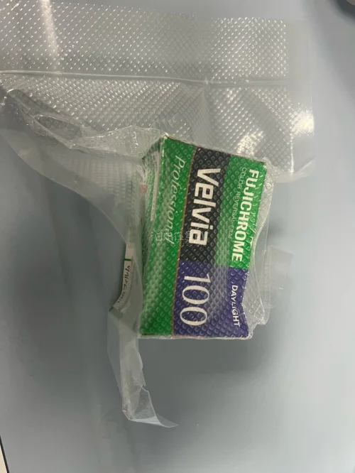 挖煤姬最近连着买了好几单富士反转片，RDPIII和RVP100都收了。RDPIII特别细腻，RVP100是纯正风光卷，适合拍自然风景。
价格方面现在胶卷涨得离谱。135规格的RDP3要290一卷，挖煤姬上蹲日本卖家的价格实在很多，算上汇率和运费也比国内直接买划算，整...