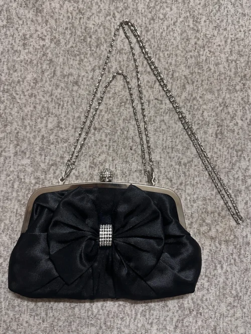 第100个post虽迟但到～这次买的是一个小巧精致的手提包，还有斜挎链条可以斜背 很方便的小包，物美价廉天花板。