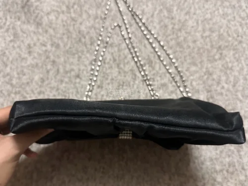第100个post虽迟但到～这次买的是一个小巧精致的手提包，还有斜挎链条可以斜背 很方便的小包，物美价廉天花板。