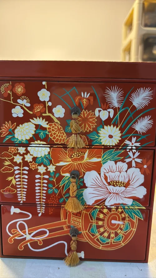 收到的中古和服箱整体保存状态超出预期，木质结实，细节完整，带有浓厚的日本旧物韵味。内部干净，无明显异味，收纳振袖和和服十分合适。包装仔细，运输后也没有损坏。作为收藏和展示都很有氛围感，非常满意，值得推荐给喜欢和服和中古杂货的朋友