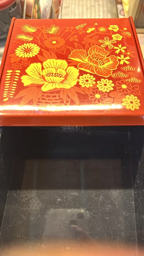 收到的中古和服箱整体保存状态超出预期，木质结实，细节完整，带有浓厚的日本旧物韵味。内部干净，无明显异味，收纳振袖和和服十分合适。包装仔细，运输后也没有损坏。作为收藏和展示都很有氛围感，非常满意，值得推荐给喜欢和服和中古杂货的朋友