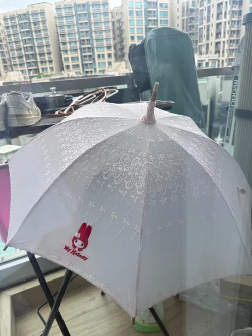 不停搜搜搜终于找到了这把漂亮雨伞，粉色底，蕾丝花纹加红头美乐蒂印花，实在太美了，根本舍不得拿出去用！