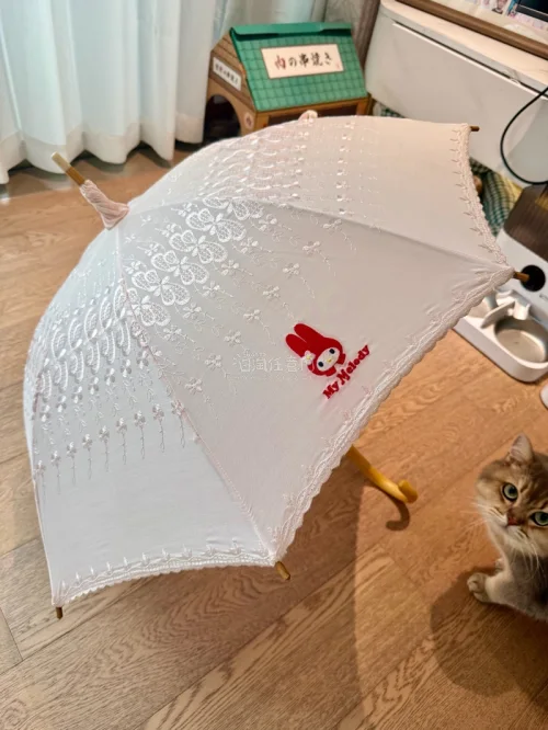 不停搜搜搜终于找到了这把漂亮雨伞，粉色底，蕾丝花纹加红头美乐蒂印花，实在太美了，根本舍不得拿出去用！