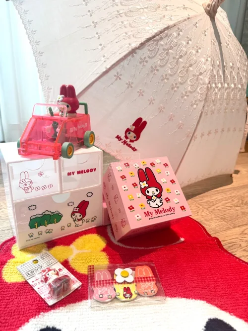 不停搜搜搜终于找到了这把漂亮雨伞，粉色底，蕾丝花纹加红头美乐蒂印花，实在太美了，根本舍不得拿出去用！