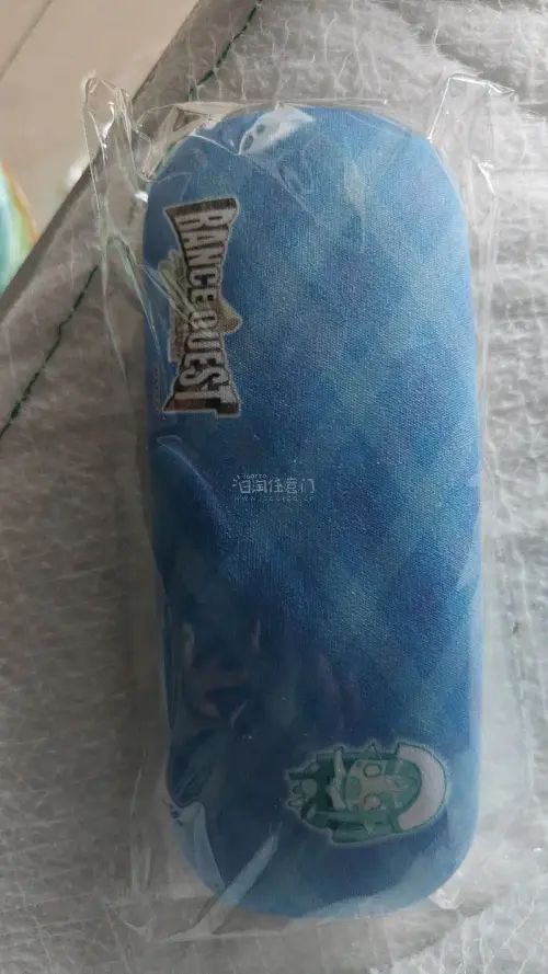 这包裹挺用心的，气泡膜包得严实，图案也好看。拆开一看，东西完好无损，细节处理得不错。快递速度也快，虽然小贵，但整体体验挺满意。? ? 
