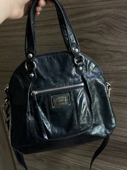 这次刷软件的时候突然发现 poppy 联名的 coach 中古包，成色特别新，价格也很合适，收到手果然是美品来的！太爱了٩(๑^o^๑)۶