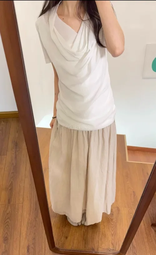 这次在挖煤姬淘了很多清冷感的衣服，每一件质感都很好哦，穿上非常显气质，款式也非常独特，会继续淘更多美丽的衣服