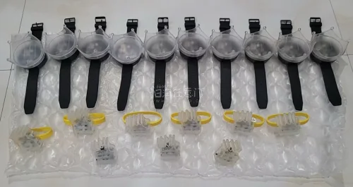 这次入手的权志龙周边整体超出预期，手灯做工精致，包装防护到位没有磕碰，海报印刷清晰色彩饱满，细节还原度很高。商家发货速度快，打包严实，周边品相完好无折损，购物体验十分舒心，是一次很满意的收藏类商品采购，值得同好入手。