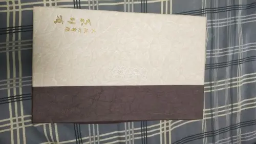 等了好久，终于快递到了，拆开的时候非常兴奋，淘来的西阵织钱包崭新大气简约，很适合送礼也适合自留，反正我是特别喜欢，特别喜欢这个配色和这个图案，平台代购快，而且拍照服务拍的很仔细，清楚，快递包裹的非常好，总共包了五六层的样子，所以快递到手的时候没有一点破损，受潮，包装...