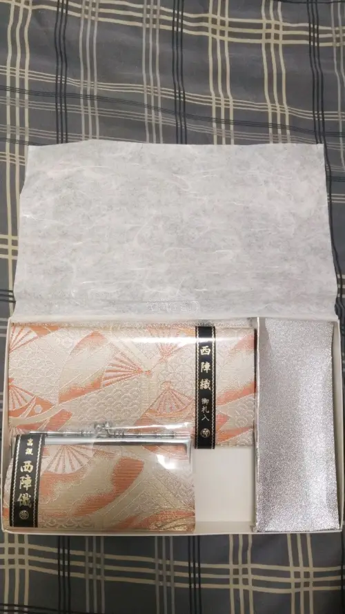 等了好久，终于快递到了，拆开的时候非常兴奋，淘来的西阵织钱包崭新大气简约，很适合送礼也适合自留，反正我是特别喜欢，特别喜欢这个配色和这个图案，平台代购快，而且拍照服务拍的很仔细，清楚，快递包裹的非常好，总共包了五六层的样子，所以快递到手的时候没有一点破损，受潮，包装...
