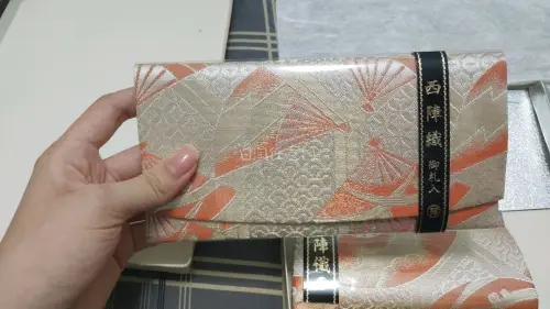 等了好久，终于快递到了，拆开的时候非常兴奋，淘来的西阵织钱包崭新大气简约，很适合送礼也适合自留，反正我是特别喜欢，特别喜欢这个配色和这个图案，平台代购快，而且拍照服务拍的很仔细，清楚，快递包裹的非常好，总共包了五六层的样子，所以快递到手的时候没有一点破损，受潮，包装...