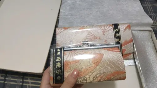 等了好久，终于快递到了，拆开的时候非常兴奋，淘来的西阵织钱包崭新大气简约，很适合送礼也适合自留，反正我是特别喜欢，特别喜欢这个配色和这个图案，平台代购快，而且拍照服务拍的很仔细，清楚，快递包裹的非常好，总共包了五六层的样子，所以快递到手的时候没有一点破损，受潮，包装...