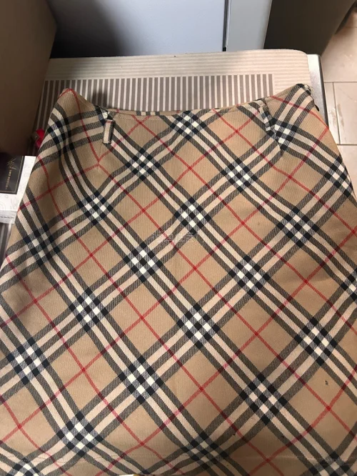心心念念的蓝格吊带终于到了 和照片一样好看 喜欢 经典格短裙好价拿下满意 太喜欢巴宝莉啦 现在家里全是 上头