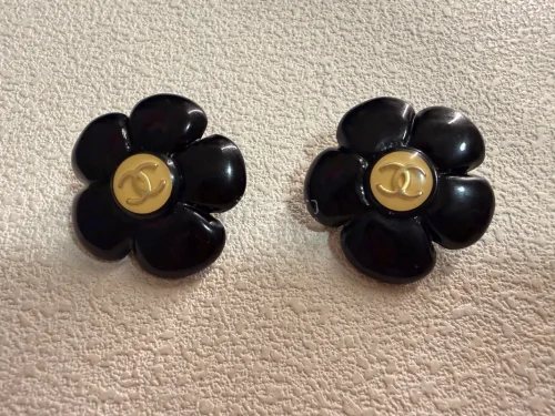 超级可爱的花花耳夹 来自90年代的 保存的好好 成色太棒了 特别好佩戴的款式 超级特别的黑色亚克力材质 