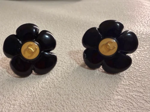 超级可爱的花花耳夹 来自90年代的 保存的好好 成色太棒了 特别好佩戴的款式 超级特别的黑色亚克力材质 
