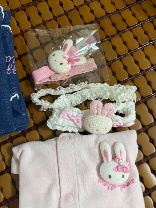买的全都是mezzo piano的配饰和衣服 太可爱啦 超级喜欢这些小兔子 萌萌的看着就会让人心情很好 很治愈 太推荐这个软件了 每一次都在买 很方便 发货很快 