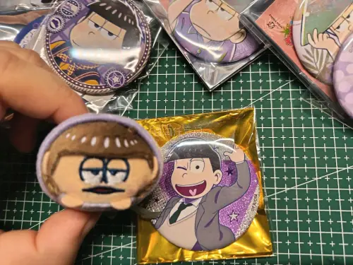 终于收到心心念念的吧唧，必须来夸挖煤姬！每枚徽章都单独包装加固，垫板分隔避免磨花，纸箱缓冲填得满满当当，完全不用担心运输锈损、压凹。入库实拍细节拉满，提前确认品相不踩坑，操作简单易懂，物流全程可追踪，收费透明没有隐形开销，收日拍吧唧认准这家，无限回购！