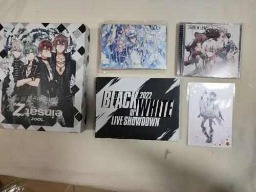 7周年明信片真是好看完了，还买了祖鲁一专，真好看啊……bow的cd，脱离噶的cd，都是我喜欢的歌，爽之爽之