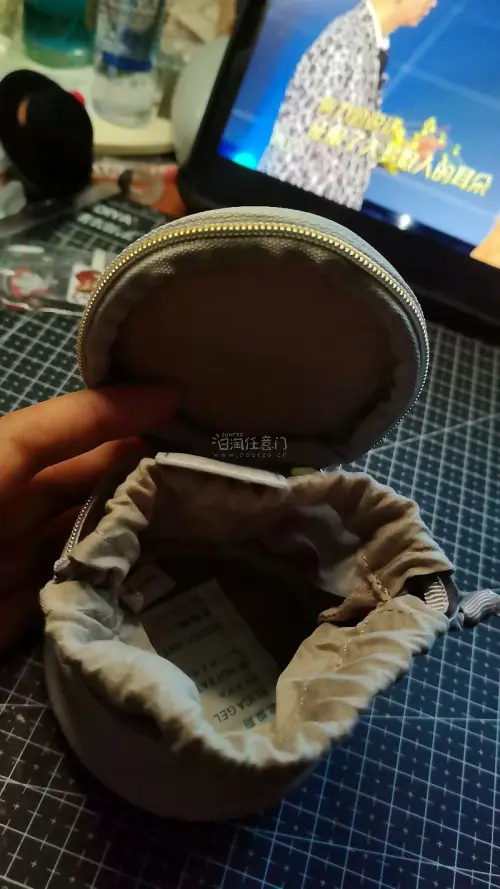 速度很快！！ems快得离谱，三天之内从离境之后直接送到家门口了。包装得很细，建议买玻璃制品的同志都用内加固+气柱加固。