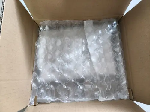 这次第一次切煤入手五条悟相关咒术周边，全程体验很不错，物流与包装都超出预期！收到货后，外部硬纸箱密封加固，内部每一件谷子都单独裹满加厚气泡膜分装。
 
这次入手了一些纸片类的谷子，杯垫、海报、书签，谷子到手后的状态都还不错，加上竹蜻蜓便宜的运费后，整体价格比国内现货...