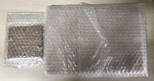 这次第一次切煤入手五条悟相关咒术周边，全程体验很不错，物流与包装都超出预期！收到货后，外部硬纸箱密封加固，内部每一件谷子都单独裹满加厚气泡膜分装。
 
这次入手了一些纸片类的谷子，杯垫、海报、书签，谷子到手后的状态都还不错，加上竹蜻蜓便宜的运费后，整体价格比国内现货...